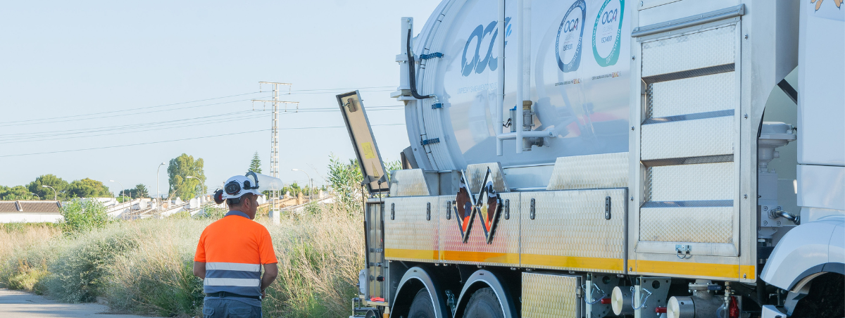 Foto de un camión y un trabajador de Limpiezas Industriales ACG realizando un servicio de Transporte de Residuos